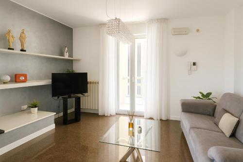 a living room with a couch and a tv at Appartamento in Villa Monaco in Mosciano SantʼAngelo