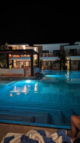 a swimming pool at night with a hotel at Villas LM Monterrico H8 con salida a piscina in Monterrico