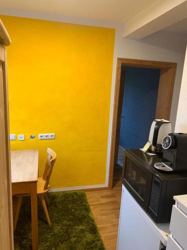 Kuchyň nebo kuchyňský kout v ubytování 1,5-Zimmer mit Duschbad, Gartenblick, Kühlschrank