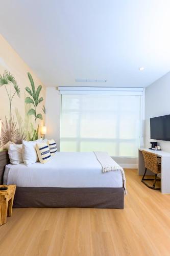 a bedroom with a large bed and a large window at Casa Ocean in Miami Beach