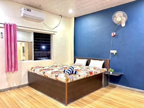 Ένα ή περισσότερα κρεβάτια σε δωμάτιο στο Friends Farm House - The Dream Stays ll Pvt Pool ll 3 Bhk ll Big Lawn