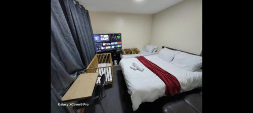 Ένα ή περισσότερα κρεβάτια σε δωμάτιο στο AwayHome Guest Rooms