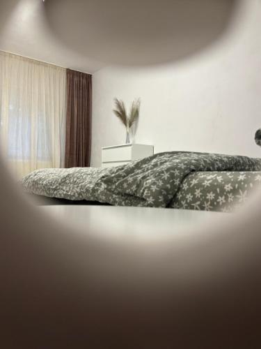una camera da letto con un letto con una pianta sopra di Amy's Home a Craiova