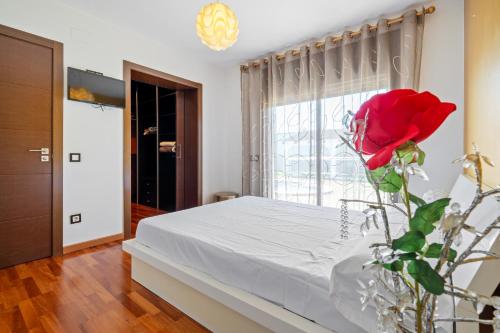 En eller flere senge i et værelse på La Mediterranea Village