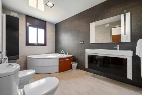 Et badeværelse på La Mediterranea Village