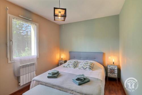 普勒尔蒂La voie verte的一间卧室，配有两张床和一扇窗户