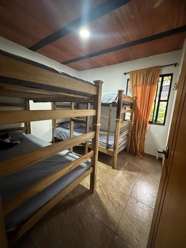 a room with two bunk beds and a window at Casa Campestre acogedora y con aventura al alcance in San Gil