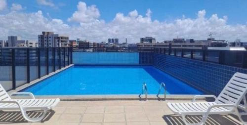 een groot zwembad op het dak van een gebouw bij Conforto na Ponta Verde in Maceió