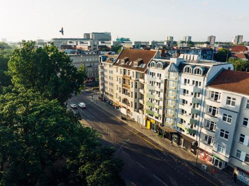 harry's home Berlin-Moabit hotel & apartments في برلين: اطلالة جوية على شارع المدينة بالمباني