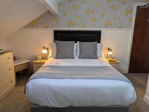 Postel nebo postele na pokoji v ubytování Valentine Lodge Over 21 Adult Couples Only