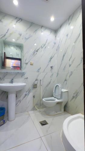 a bathroom with a sink and a toilet and a mirror at منتحع سيتي لاند 3 in Taif