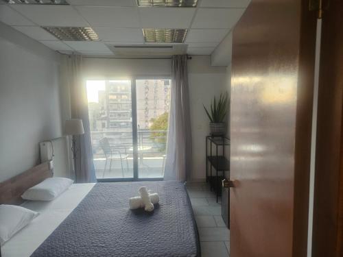 سرير أو أسرّة في غرفة في Nicole sharing apartments