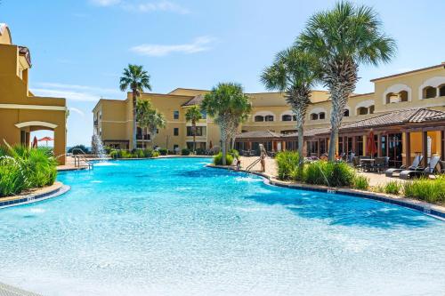 Sanctuary by the Sea 1122 by Newman-Dailey في بلو ماونتين بيتش: حمام سباحة في منتجع به أشجار النخيل