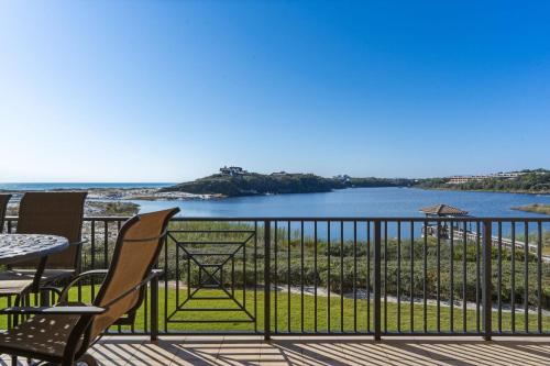 Sanctuary by the Sea 1122 by Newman-Dailey في بلو ماونتين بيتش: شرفة مع طاولة وكراسي وإطلالة على المياه