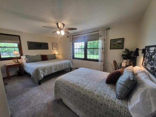 En eller flere senge i et værelse på The Groveland Cottage