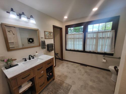 Et badeværelse på The Groveland Cottage