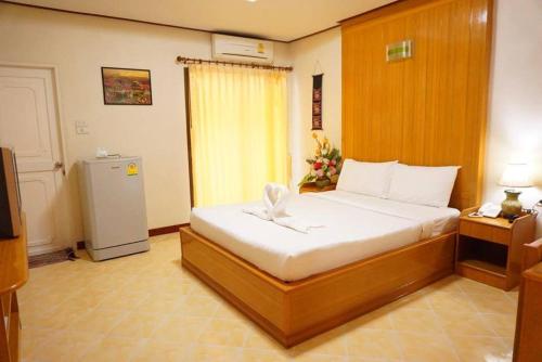 A bed or beds in a room at โรงแรมพิมายบุรี Phimaiburi Apartment