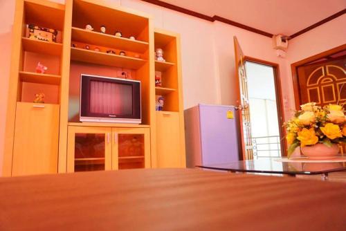 A television and/or entertainment centre at โรงแรมพิมายบุรี Phimaiburi Apartment