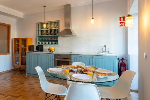 Light-Filled Cedofeita Apt by HostWise