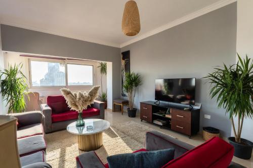 TV a/nebo společenská místnost v ubytování 18th floor Nile View with Jacuzzi in Zamalek