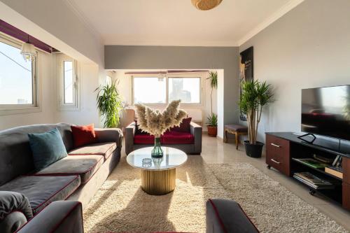 Un lugar para sentarse en 18th floor Nile View with Jacuzzi in Zamalek