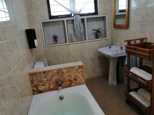 83 Ocean View في بورت شيبستون: حمام مع حوض استحمام ومغسلة