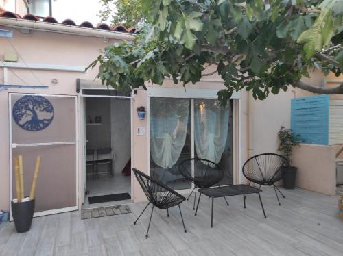 a group of chairs sitting on a patio at Chambres d'hôtes - Les Orchidées in Perpignan