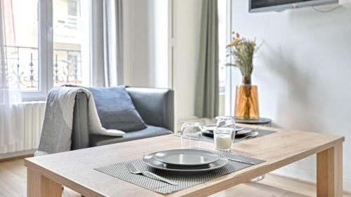 un tavolo con un piatto di cibo in un soggiorno di Flower's Power a Vitry-sur-Seine