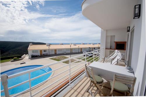 Πισίνα στο ή κοντά στο Arrifana Hideaway - Beautiful Seaview Apartment