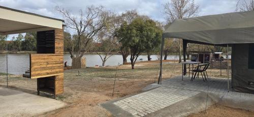 Το κτήριο όπου στεγάζεται  το οργανωμένο κάμπινγκ