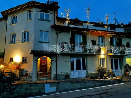 MoggionaB&B degli Allori的大型白色房屋设有门廊和阳台