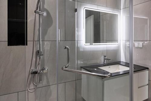 Et badeværelse på Новые апартаментыTitle Legendary