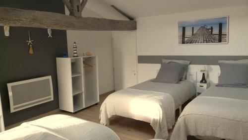 Ένα ή περισσότερα κρεβάτια σε δωμάτιο στο Le Domaine des Tourterelles Gîte Estuaire