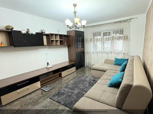 un soggiorno con un divano e una TV di Walk-In Promenada a Craiova