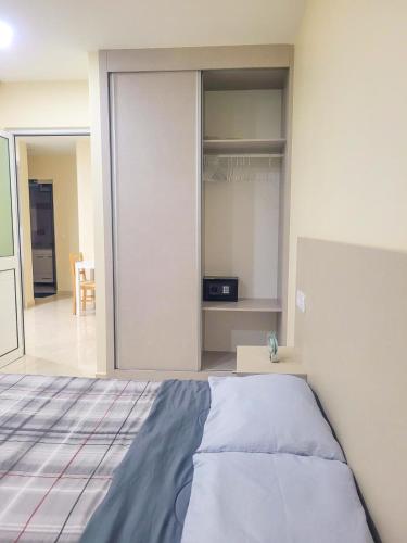 ein Schlafzimmer mit einem Bett und einer Glasschiebetür in der Unterkunft Castelinho Sal Lodge in Espargos