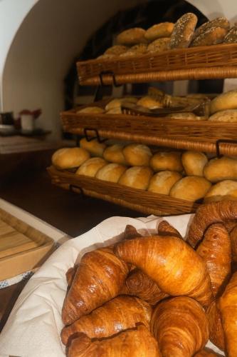 una pila de panes sobre una mesa en Schlosshotel Eyba, en Saalfeld