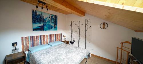 En eller flere senge i et værelse på Trilocale mansardato nel cuore della Val Di Fiemme