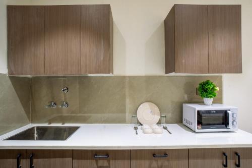 Kuchyň nebo kuchyňský kout v ubytování Miran Hotel & Suites - Mathura Road Faridabad