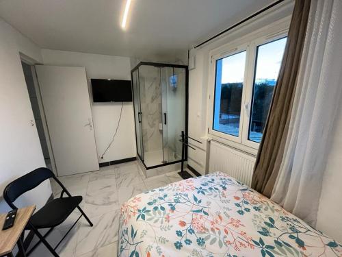 Neuw room Calaisis في كاليه: غرفة نوم بها سرير وكرسي ونافذة