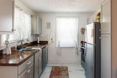 Η κουζίνα ή μικρή κουζίνα στο Honeybee Bungalow with Hot Tub