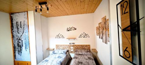 En eller flere senge i et værelse på Trilocale mansardato nel cuore della Val Di Fiemme