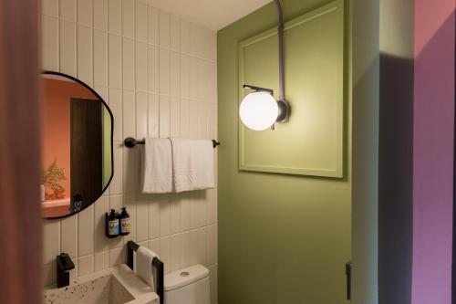 Ένα μπάνιο στο Nico Hotel & Residences