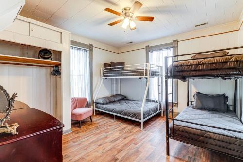 Ένα ή περισσότερα κρεβάτια σε δωμάτιο στο Wine, Dine and Unwind Hermann Home with Spacious Yard