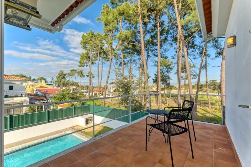 Bazén v ubytování Vita Portucale ! Aroeira 4 Bdr Pool & Golf Retreat nebo v jeho okolí