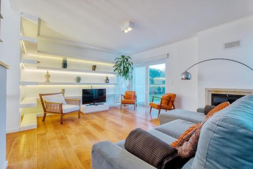 Posezení v ubytování Vita Portucale ! Aroeira 4 Bdr Pool & Golf Retreat