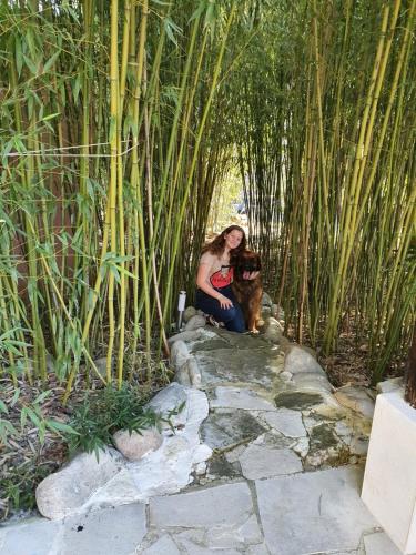 Lou Visetto à Vallon-Pont-d'Arc في فالون بون دارك: امرأة تجلس على صخرة مع كلب