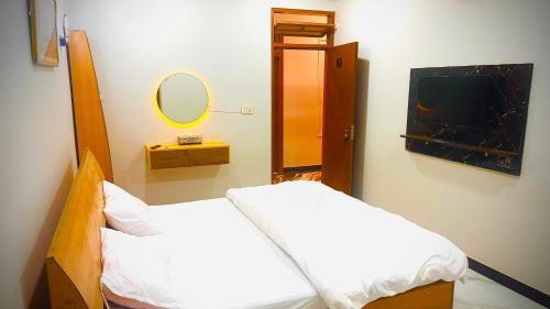 Ένα ή περισσότερα κρεβάτια σε δωμάτιο στο Nizam luxury inn guest house