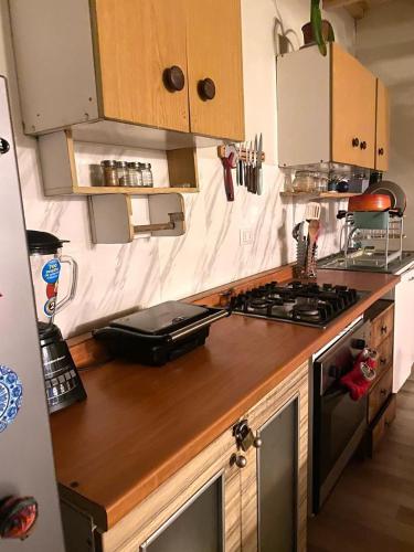 a kitchen with a counter with a stove top oven at Loft independiente Casa Altavista in Valparaíso