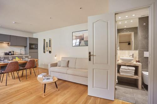 Apartment Center of Paris by Studio prestige