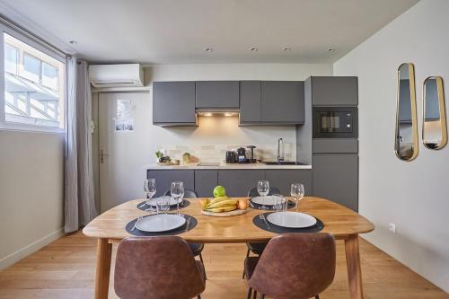 Apartment Center of Paris by Studio prestige